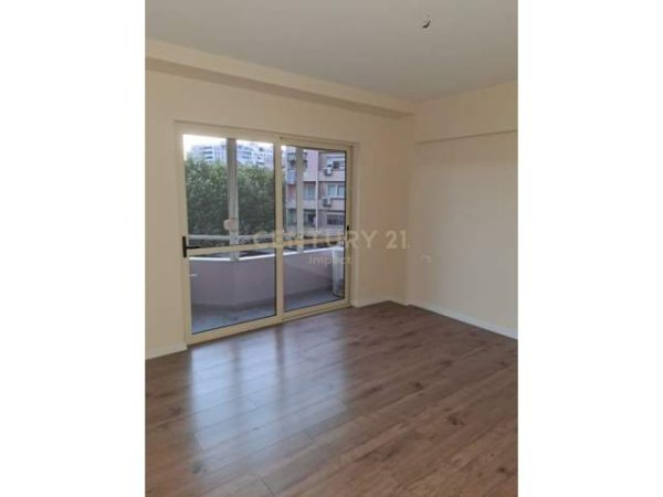 Tirane, jepet me qera zyre Kati 1, 70 m² 700 Euro (TEK 9-KATESHET)