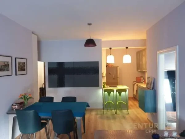 Tirane, jepet me qera apartament 2+1+BLK Kati 4, 100 m² 700 Euro (Komuna e Parisit)