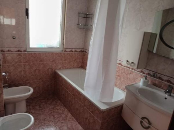 Tirane, jepet me qera apartament 2+1 +2 tualete Kati 5, 135 m² 600 Euro tek Rruga e Kavajes