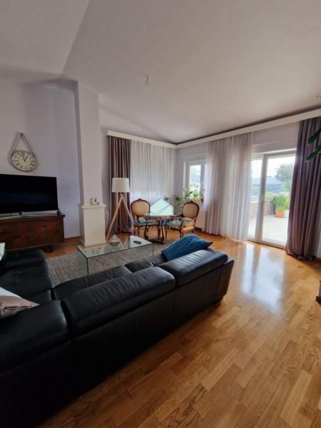 Tirane, jepet me qera Penthouse Kati 4, 160 m² 1200 Euro (TEG)