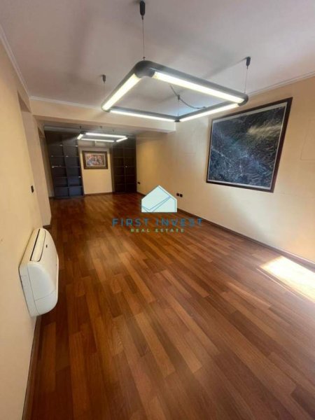 Tirane, jepet me qera zyre Kati 2, 45 m² 500 Euro (Bllok)