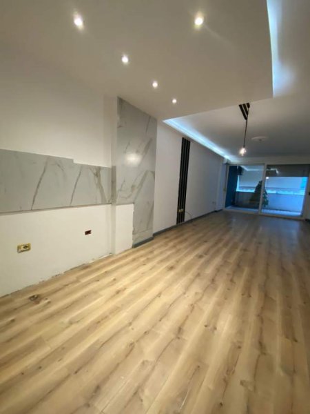 Tirane, jepet me qera zyre Kati 8, 95 m² 750 Euro (ish fusha e aviacionit)