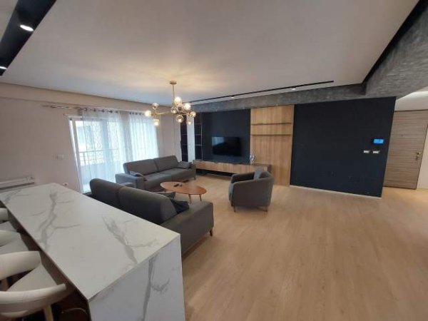 Tirane, jepet me qera apartament 3+1+BLK Kati 2, 145 m² 1.300 Euro (TEG)