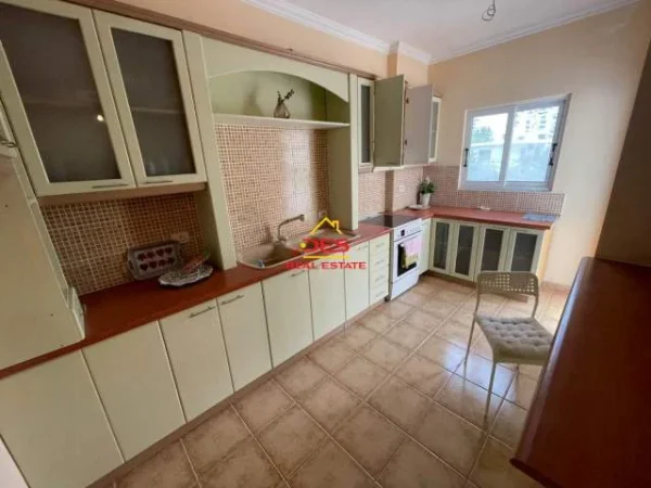 Vlore, jepet me qera apartament 2+1+BLK Kati 1, 95 m² 300 Euro (Rruga Cajupi,Vlore)