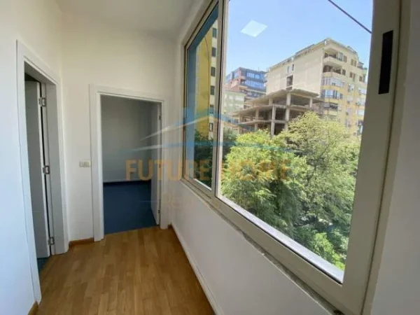 Tirane, jepet me qera ambjent biznesi Kati 3, 210 m² 1.800 Euro (ismail qemali)