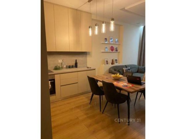 Tirane, shitet apartament 1+1 Kati 8, 74 m² 155.000 Euro (Shkolla e kuqe)