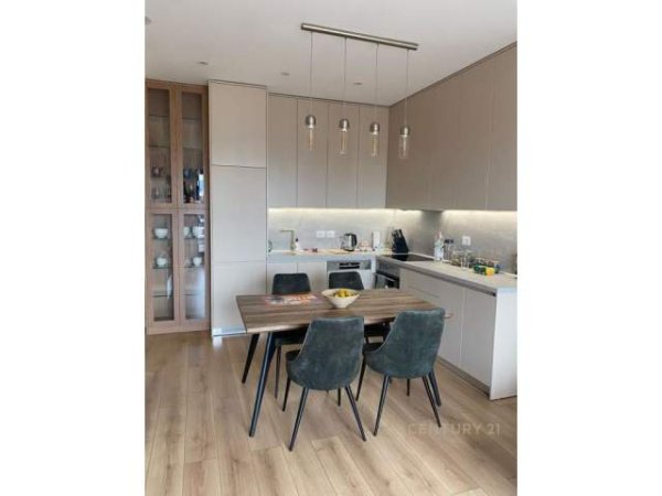 Tirane, shitet apartament 1+1 Kati 8, 74 m² 155.000 Euro (Shkolla e kuqe)