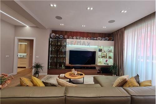 Tirane, shitet apartament 2+1 Kati 4, 126 m² 385.000 Euro