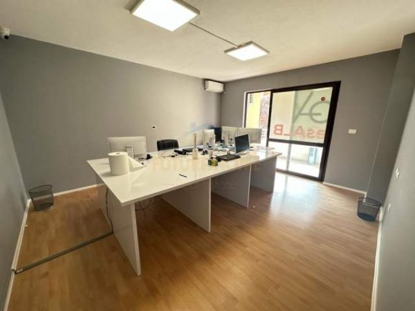 Tirane, jepet me qera apartament Kati 4, 135 m² 900 Euro (Blloku)