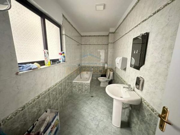Tirane, jepet me qera apartament Kati 4, 135 m² 1.000 Euro (Bllok)