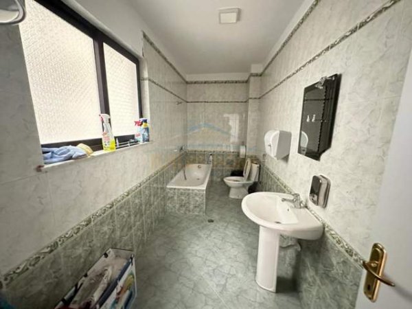 Tirane, jepet me qera apartament Kati 4, 135 m² 900 Euro (Blloku)