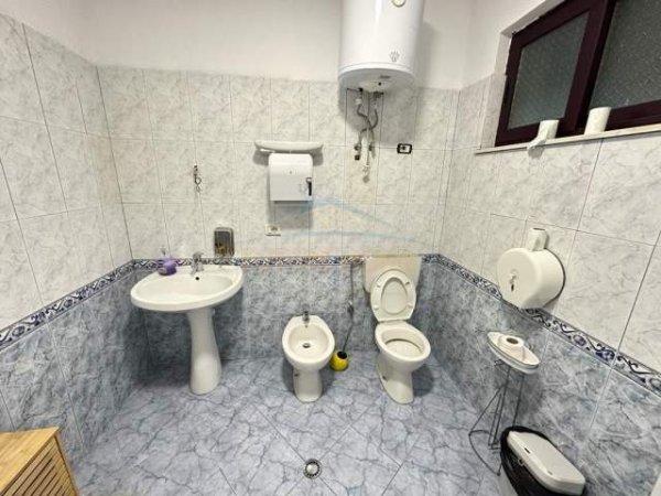 Tirane, jepet me qera apartament Kati 4, 135 m² 900 Euro (Blloku)