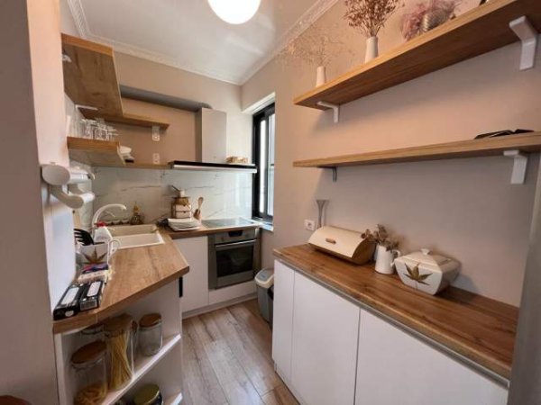 Tirane, jepet me qera apartament 2+1+BLK Kati 8, 110 m² 1.000 Euro (Rruga Kosovareve)