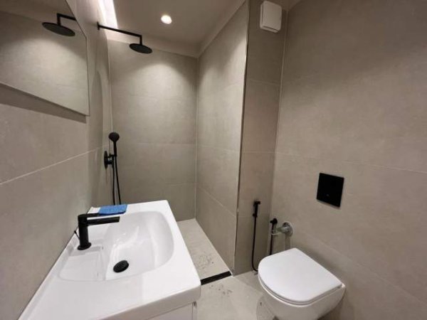 Tirane, jepet me qera apartament 2+1+BLK Kati 8, 110 m² 1.000 Euro (Rruga Kosovareve)