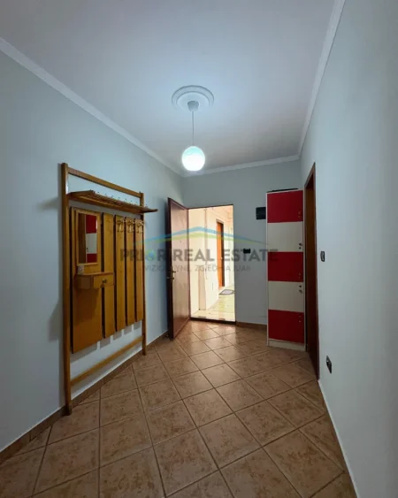 Tirane, jepet me qera apartament 1+1 Kati 2, 71 m² 50.000 ALL (Laprake)
