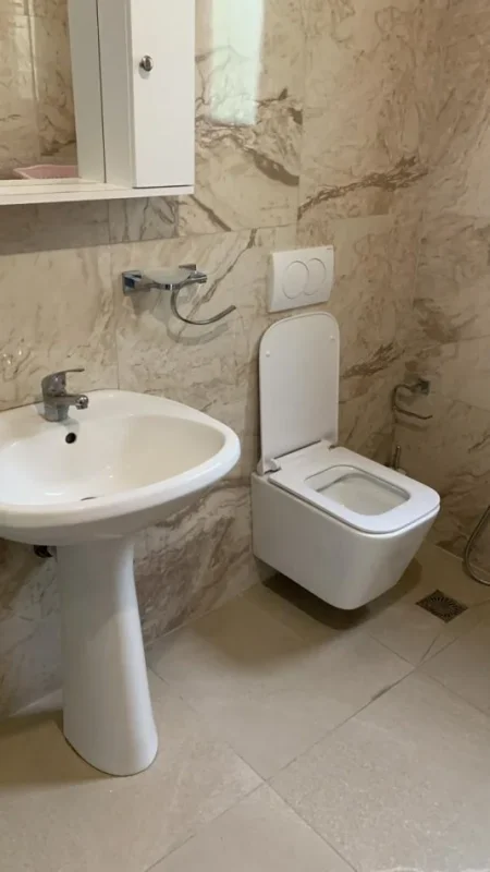 Jepet me qera 2+1  me parkim  falas 430 €  tek Kompleksi Grand ne ALI Dem