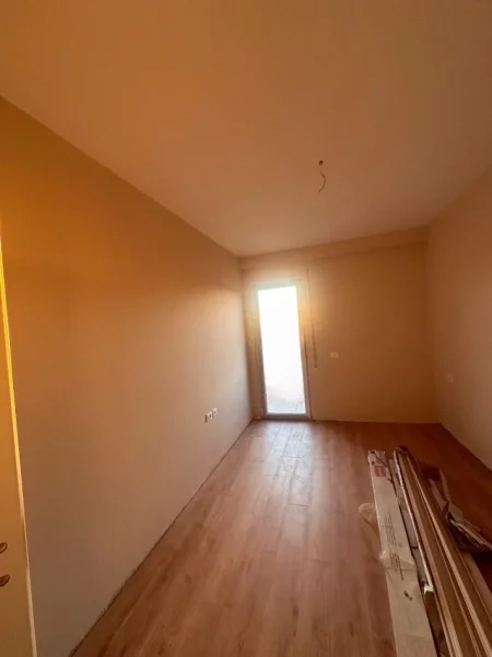 Tirane, shitet apartament 1+1+Ballkon Kati 1, 66 m²  120.000 € (Rruga 5 maj)