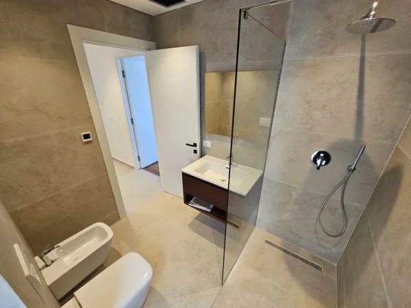 Tirane, jepet me qera apartament 4+1 Kati 3, 310 m² 3.400 € (Mullet)