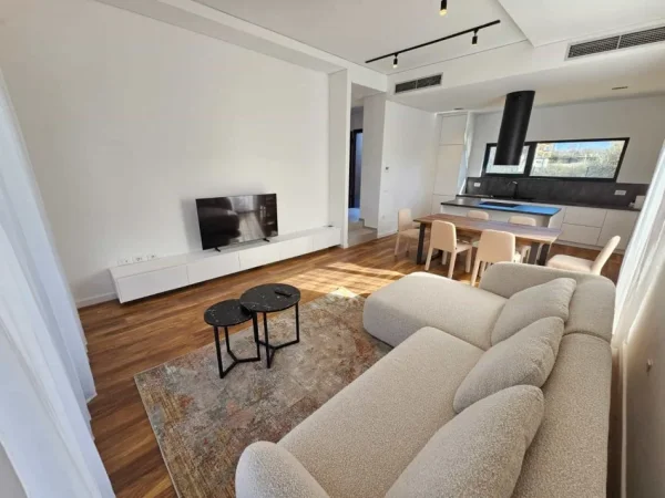 Tirane, jepet me qera apartament 4+1 Kati 3, 310 m² 3.400 € (Mullet)