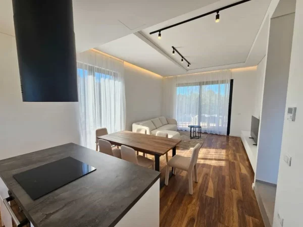 Tirane, jepet me qera apartament 4+1 Kati 3, 310 m² 3.400 € (Mullet)