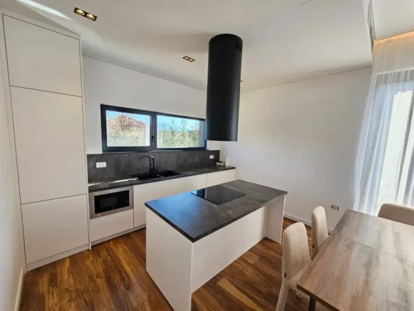 Tirane, jepet me qera apartament 4+1 Kati 3, 310 m² 3.400 € (Mullet)