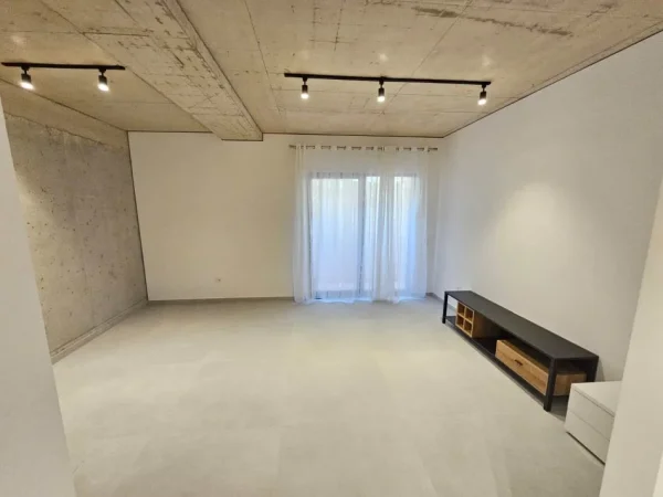 Tirane, jepet me qera apartament 4+1 Kati 3, 310 m² 3.400 € (Mullet)