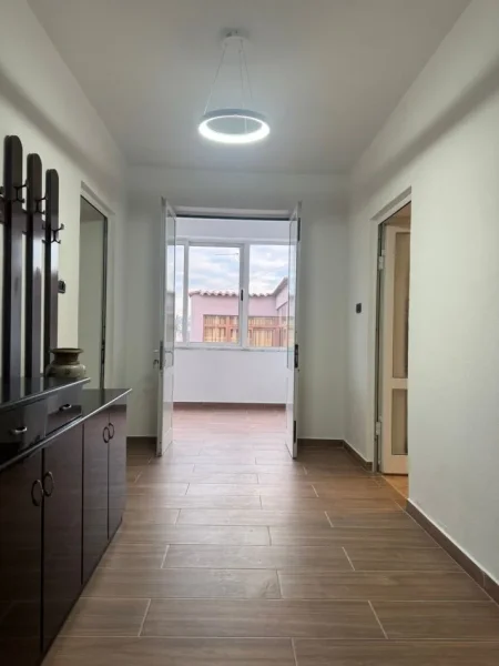 Tirane,Me Qra Apartament cilësor,bollshëm,kompletuar, tip 2+1,sip.120m2, katin 2-të, Ndërtesë/Vile e re, 3-kate, qera 45'000Leke/muaj, në rrugic "Kadillari" / rr."Sadik Petrela", afër rrethë-rrotullimit ri Shkozës/poligrafikut, 800m(8-min këmb) nga Maternitet Ri, e 2.5-km/25min këmb qendra Tiranës