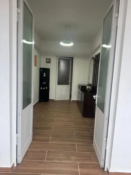 Tirane,Me Qra Apartament cilësor,bollshëm,kompletuar, tip 2+1,sip.120m2, katin 2-të, Ndërtesë/Vile e re, 3-kate, qera 45'000Leke/muaj, në rrugic "Kadillari" / rr."Sadik Petrela", afër rrethë-rrotullimit ri Shkozës/poligrafikut, 800m(8-min këmb) nga Maternitet Ri, e 2.5-km/25min këmb qendra Tiranës