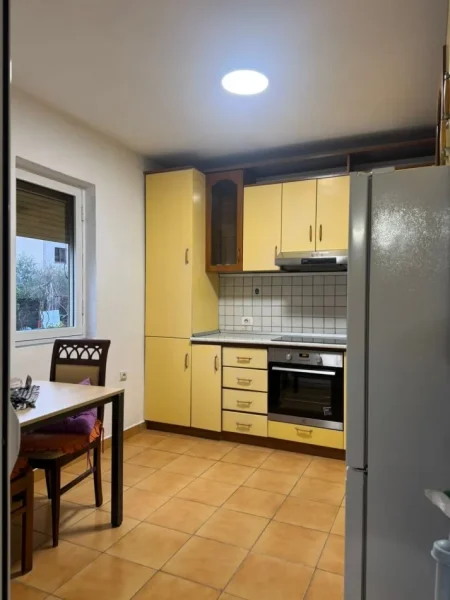 Tirane,Me Qra Apartament cilësor,bollshëm,kompletuar, tip 2+1,sip.120m2, katin 2-të, Ndërtesë/Vile e re, 3-kate, qera 45'000Leke/muaj, në rrugic "Kadillari" / rr."Sadik Petrela", afër rrethë-rrotullimit ri Shkozës/poligrafikut, 800m(8-min këmb) nga Maternitet Ri, e 2.5-km/25min këmb qendra Tiranës