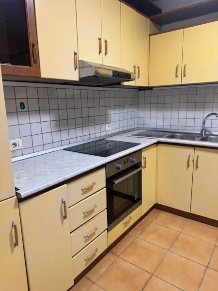 Tirane,Me Qra Apartament cilësor,bollshëm,kompletuar, tip 2+1,sip.120m2, katin 2-të, Ndërtesë/Vile e re, 3-kate, qera 45'000Leke/muaj, në rrugic "Kadillari" / rr."Sadik Petrela", afër rrethë-rrotullimit ri Shkozës/poligrafikut, 800m(8-min këmb) nga Maternitet Ri, e 2.5-km/25min këmb qendra Tiranës