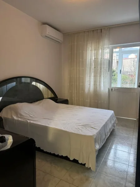 Tirane,Me Qra Apartament cilësor,bollshëm,kompletuar, tip 2+1,sip.120m2, katin 2-të, Ndërtesë/Vile e re, 3-kate, qera 45'000Leke/muaj, në rrugic "Kadillari" / rr."Sadik Petrela", afër rrethë-rrotullimit ri Shkozës/poligrafikut, 800m(8-min këmb) nga Maternitet Ri, e 2.5-km/25min këmb qendra Tiranës