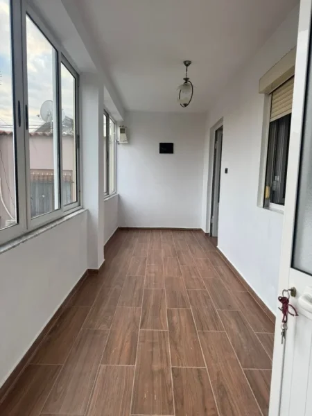 Tirane,Me Qra Apartament cilësor,bollshëm,kompletuar, tip 2+1,sip.120m2, katin 2-të, Ndërtesë/Vile e re, 3-kate, qera 45'000Leke/muaj, në rrugic "Kadillari" / rr."Sadik Petrela", afër rrethë-rrotullimit ri Shkozës/poligrafikut, 800m(8-min këmb) nga Maternitet Ri, e 2.5-km/25min këmb qendra Tiranës
