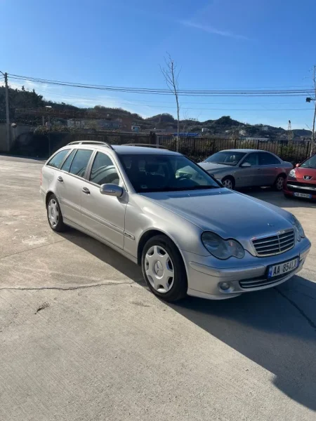 Tirane, shitet makine me portobagazh Mercedes Benz Nafte, gri metalizato automatik Kondicioner 260.000 km 4.200 €