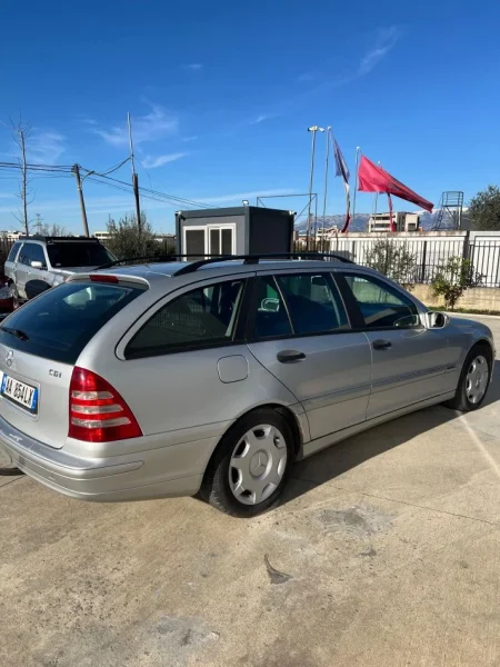 Tirane, shitet makine me portobagazh Mercedes Benz Nafte, gri metalizato automatik Kondicioner 260.000 km 4.200 €