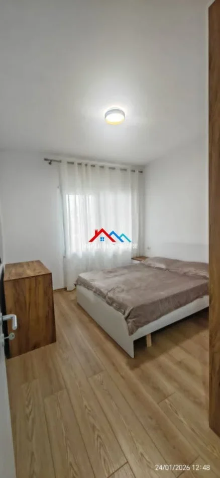 Tirane, jepet me qera apartament 1+1+Ballkon Kati 5, 60 m² 450 € (RRUGA ALI VISHA,SHKOZE)