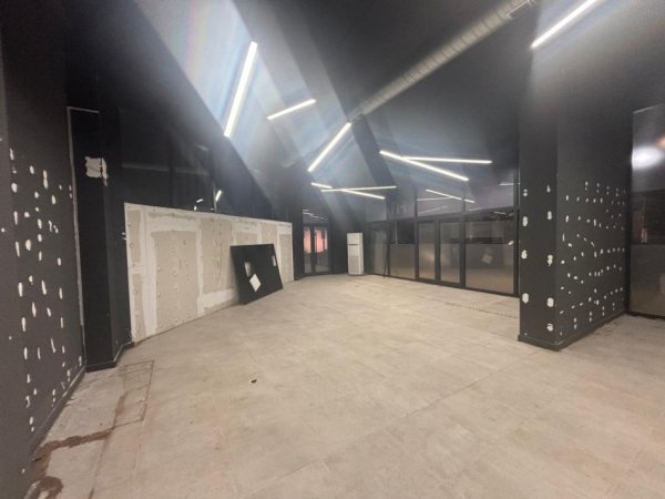 Tirane, jepet me qera ambjent biznesi Kati 0, 200 m² 3.000 € (Qendër)