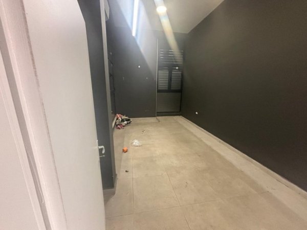Tirane, jepet me qera ambjent biznesi Kati 0, 200 m² 3.000 € (Qendër)