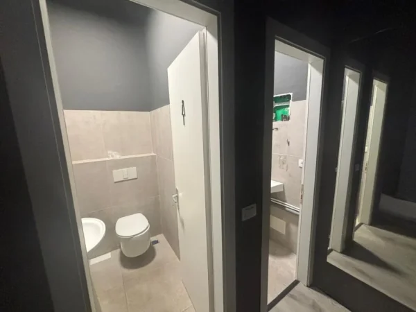 Tirane, jepet me qera ambjent biznesi Kati 0, 200 m² 3.000 € (Qendër)