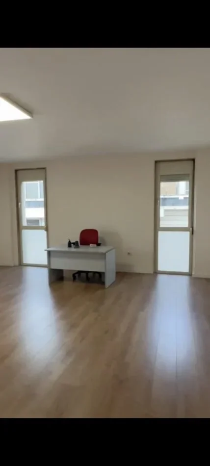 Tirane, jepet me qera ambjent biznesi Kati 5, 85 m² 700 € (Rruga e Kavajës)