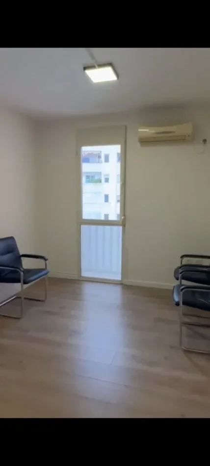 Tirane, jepet me qera ambjent biznesi Kati 5, 85 m² 700 € (Rruga e Kavajës)