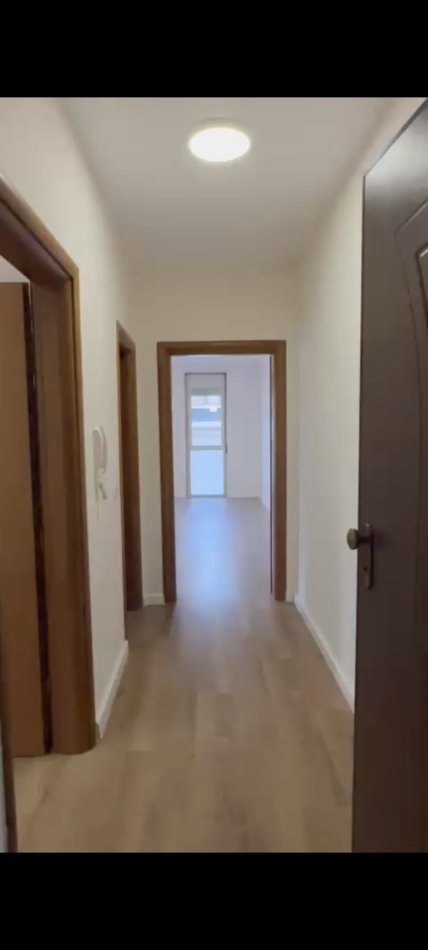 Tirane, jepet me qera ambjent biznesi Kati 5, 85 m² 700 € (Rruga e Kavajës)