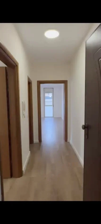 Tirane, jepet me qera ambjent biznesi Kati 5, 85 m² 700 € (Rruga e Kavajës)