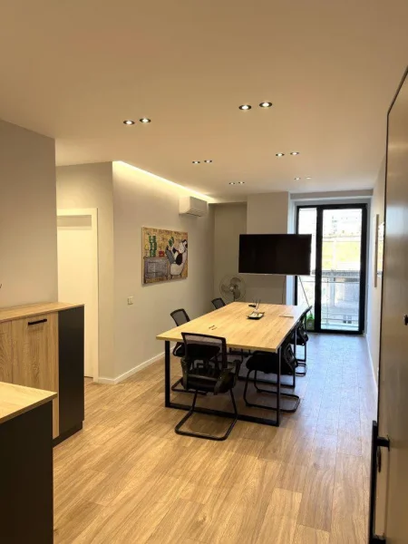 Tirane, jepet me qera zyre Kati 3, 70 m² 700 € (Mine Peza)