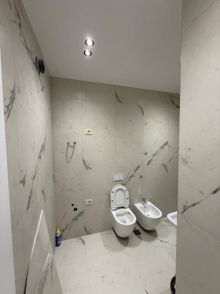 Tirane, jepet me qera zyre Kati 3, 70 m² 700 € (Mine Peza)