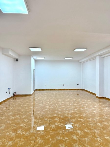 Tirane, jepet me qera dyqan Kati 0, 65 m² 600 € (Rruga Shkelqim Fusha)