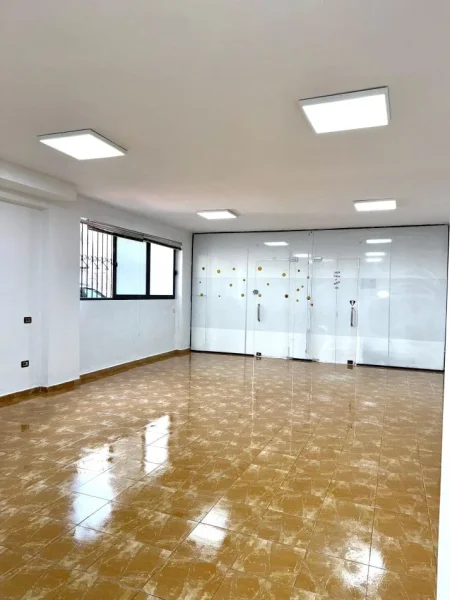 Tirane, jepet me qera dyqan Kati 0, 65 m² 600 € (Rruga Shkelqim Fusha)