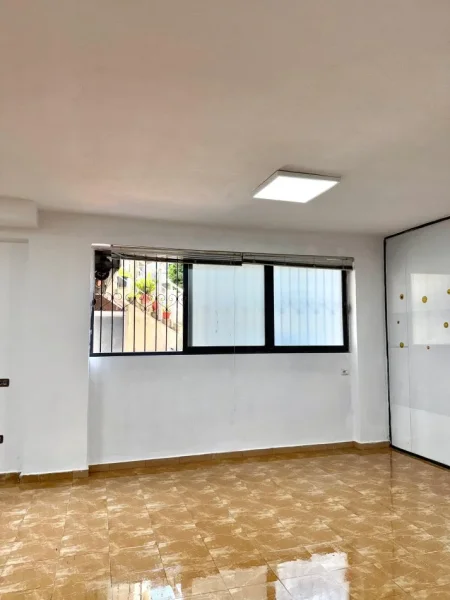 Tirane, jepet me qera dyqan Kati 0, 65 m² 600 € (Rruga Shkelqim Fusha)