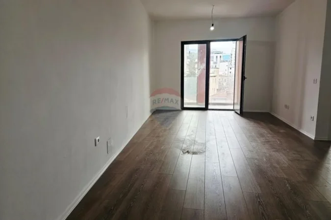 Tirane, jepet me qera zyre , 91 m² 1.200 € (Rruga e Kavajës, Tiranë)