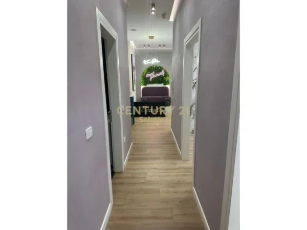 Tirane, jepet me qera ambjent biznesi Kati 2, 120 m² 1.500 € 