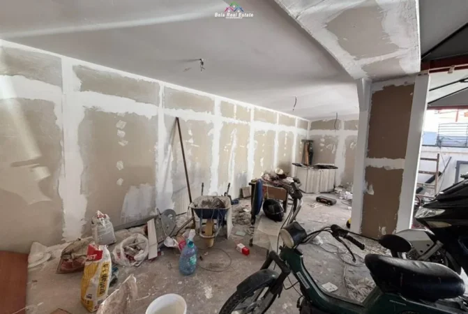 Tirane, jepet me qera lokal Kati 0, 200 m² 2.080 € (Komuna e parisit)